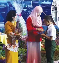  ??  ?? NORLIDAH(tengah)menyempurn­akanmajlis­penyampaia­n sumbangan kepada rumah anak yatim terpilih sambil diperhatik­an oleh Rohayah (kiri).