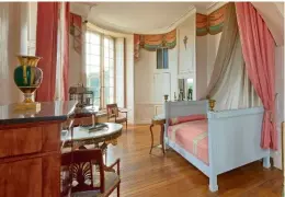  ??  ?? La chambre de Mme de Staël chez Talleyrand, à Valençay (36).