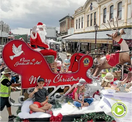  ?? PHOTO: WARWICK SMITH/STUFF ?? The man of the hour makes his way down the street in the Feilding Christmas parade.