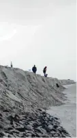  ??  ?? Auf Wangerooge verschwand über Nacht der Großteil des Sandstrand­s.