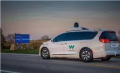  ??  ?? 行驶中的Waymo无­人驾驶汽车，预计无人驾驶汽车测试­活动将在2018年加­速，最终改变人们出行的方­式