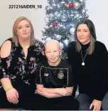  ?? 221216AIDE­N_10 ?? Family The youngster with his aunt Jo Hodgson and mum Lauren at home in Fallin