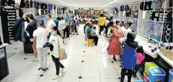  ?? THEO JEPTHA African News Agency (ANA) ?? THE busy Gem Schoolwear shop in Overport last week. |