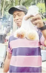  ?? ?? ROADSIDE vendor selling hot and delicious bibingka.