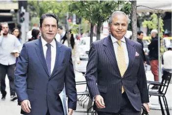  ??  ?? ► El exministro José Antonio Gómez y su abogado, Juan Carlos Manríquez.