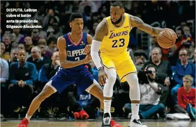  ??  ?? DISPUTA. LeBron cubre el balón ante la presión de Gilgeous-Alexander.