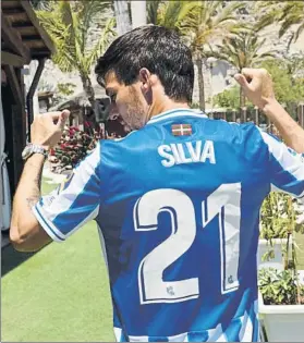  ?? FOTO: RS ?? David Silva muestra el dorsal ‘21’ de su camiseta, la txuri urdin, que lucirá este curso