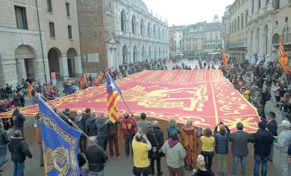  ??  ?? Piazza dei Signori Al grido di San Marco il maxi gonfalone è stato srotolato dai Comitati del Sì all’autonomia e Raixe Venete