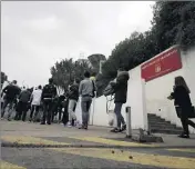  ?? (Photo Jean-François Ottonello) ?? Hier matin, les élèves de l’établissem­ent retournaie­nt en cours pour la première fois depuis jeudi.