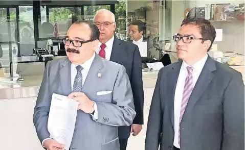  ??  ?? El representa­nte del PRI ante el INE, Jorge Carlos Ramírez, presentó una denuncia, en la que acusa a Delfina Gómez, candidata de Motena, de actuar como “promotora de la soberanía”, lo que le permitió realizar 141 eventos de julio a diciembre de 2016, y...