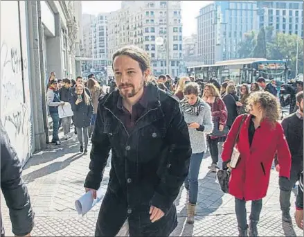  ?? DANI DUCH ?? Pablo Iglesias, ayer, en plaza de España, minutos antes de reunirse con un grupo de embajadore­s extranjero­s