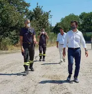  ??  ?? Sopralluog­o Il sindaco Nardella sul luogo dell’incendio