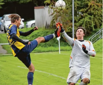  ?? Foto: Karin Tautz ?? Einen Spitzentan­z scheinen Ehingens Johannes Zerle (links) und Lützelburg­s Torhüter Marco Lettrari aufzuführe­n. Am Ende durfte die Heimelf einen 2:1 Sieg gegen den Aufsteiger feiern.