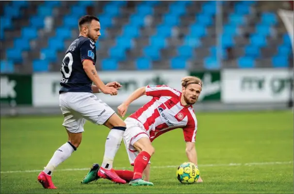  ?? ?? For et år siden: Patrick Olsen, eks AaB'er, i kamp mod AaB's Iver Fossum, da de to klubber spillede 1-1 i Aalborg.
Foto: René Schütze