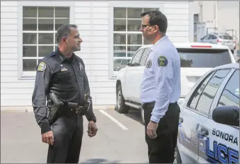  ?? Shelly Thorene
/ Union Democrat ?? New Sonora Police Department Chaplain Randy Ehle talks with Police Chief Turu Vanderwiel on Wednesday.