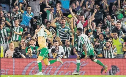  ?? FOTO: EFE ?? Joaquín se quita la camiseta tras marcar el gol de la victoria ante el eterno rival