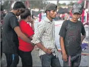  ?? FELIX MARQUEZ — THE ASSOCIATED PRESS ?? Central American migrants stand in line to start their documentat­ion with a Mexican immigratio­n official.