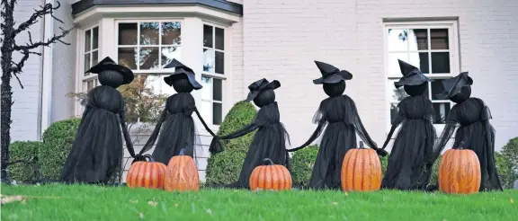  ?? [DOUG HOKE PHOTOS / THE OKLAHOMAN] ?? Halloween yard decoration­s at 717 NW 39.