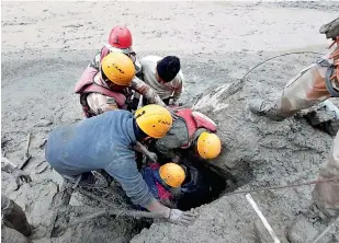  ??  ?? ITBP personnel carry out search and rescue operation at Tapovan Tunnel on Sunday.
— PTI