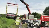  ??  ?? Der Ferrari musste auf der B 70 in Krottendor­f mit dem Kran geborgen werden