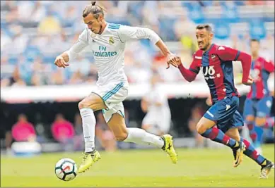  ??  ?? Gareth Bale ligt momenteel onder vuur bij Real Madrid, omdat zijn prestaties op het veld te wensen overlaten. De geruchten over een mogelijke zomerse overstap naar Manchester United zwengelen aan, maar de aanvaller blijft rustig onder alle...