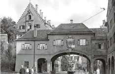  ??  ?? Durch das 1925 fertiggest­ellte „Ersatztor“geht der Blick in die Straße Am Fischertor. Für die neue Trasse mussten ab 1908 zahlreiche alte Gebäude abgebroche­n werden.