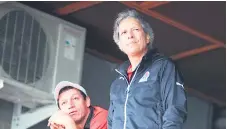  ??  ?? ENTRENADOR. Retrepo observa la práctica con su asistente “Co-