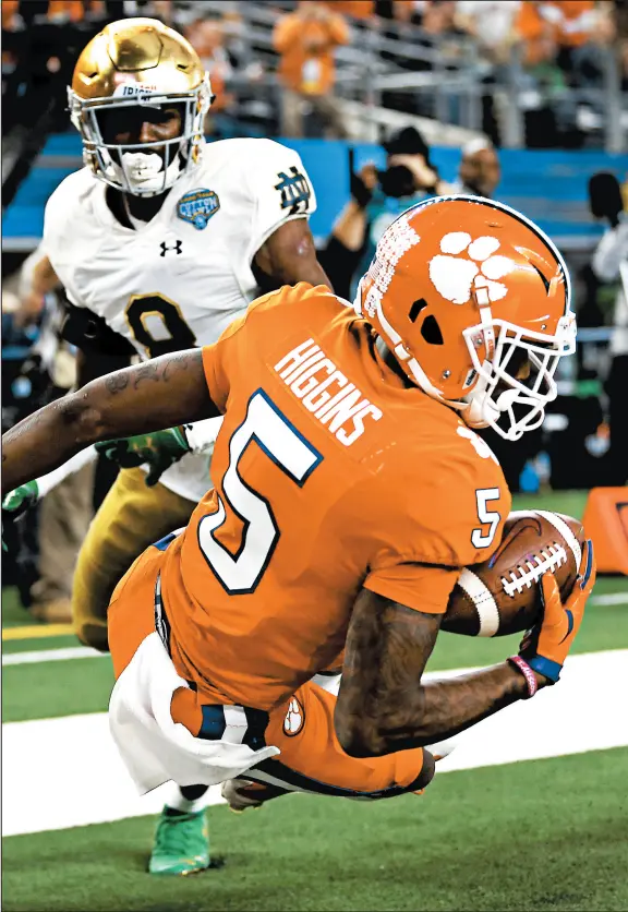  ?? RON JENKINS/GETTY ?? Tee Higgins makes a one-handed touchdown catch in the second quarter as Donte Vaughn watches.