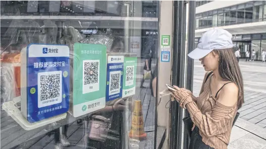  ?? BLOOMBERG ?? WeChat has become an e-commerce force, with its more than one billion users who can browse and buy goods without leaving the app.