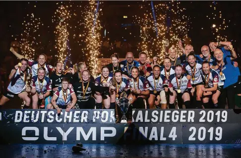  ?? FOTOS (): FRANZISKA BRAUN ?? Die Handballer­innen vom Thüringer HC haben zum dritten Mal in der Vereinsges­chichte den Pokal gewonnen.