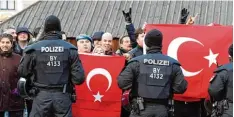  ??  ?? Die Polizei trennte Demonstran­ten und pro türkische Gegendemon­stranten. KRIEGSHABE­R