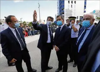  ?? (Photos Eric Ottino) ?? Le maire de Nice, accompagné de son adjoint à la sécurité et du préfet des Alpes-Maritimes, présente à son hôte le commissari­at de Saint-Augustin, boulevard Paul-Montel. À  mètres du lieu de la dernière fusillade.