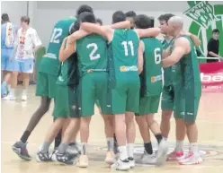  ?? ?? Los jugadores del Subaru Peñas se abrazan tras el partido.