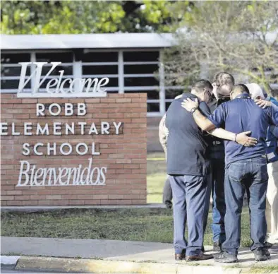  ?? NURI VALLBONA / REUTERS ?? Consternac­ión a las puertas de la escuela primaria de Uvalde (Texas), donde ocurrió la tragedia, ayer.