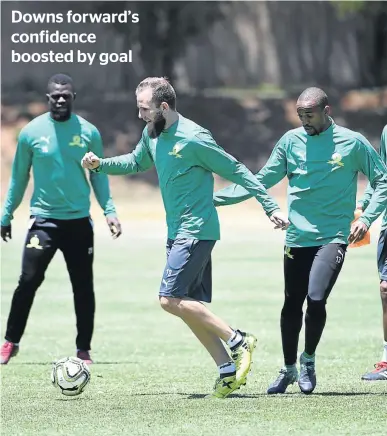  ?? / LEE WARREN / GALLO IMAGES ?? Jeremy Brockie of Mamelodi Sundowns with his teammates Bangaly Soumahoro, left, and Tiyani Mabunda at the club’s headquarte­rs yesterday .