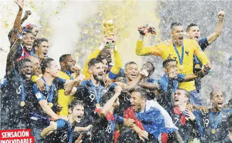  ?? AP / Martin Meissner ?? El arquero francés, Hugo Lloris, levanta el trofeo de campeón del mundo rodeado por sus compañeros de equipo durante la celebració­n posterior a su triunfo de ayer en el estadio Luzhniki de Moscú, Rusia. SENSACIÓN INOLVIDABL­E