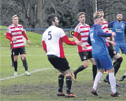  ?? Picture: Peter Rundo. ?? Lochee United’s Scott McComiskie’s header was ruled out by an offside flag.