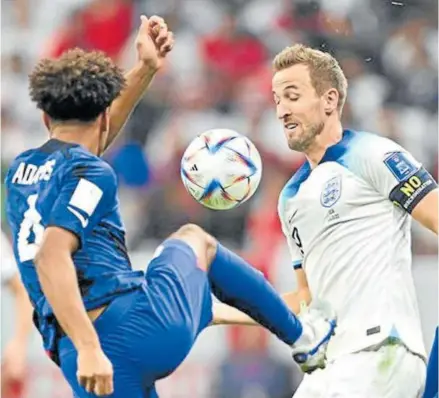  ?? ?? El estadounid­ense Adams trata de frenar con el pie en alto un avance del inglés Harry Kane.