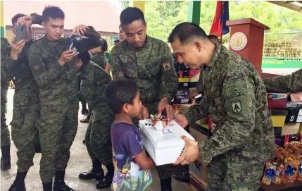  ?? — Trixie Joy B. Manalili/PIA-3 ?? PROJECT SHOEBOX. Army Artillery Regiment Assistant Chief of Staff for Civil Military Operations Lieutenant Colonel Rommel B. Lazaro leads the turn-over of shoeboxes to the beneficiar­ies of Project Shoebox in Capas, Tarlac.