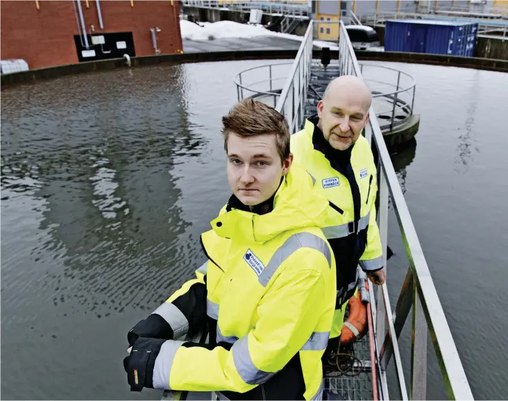  ?? FOTO: KRISTOFFER ÅBERG ?? Skitjobb – ett uttryck som kanske många använder men Johan Öhberg och hans arbetshand­ledare Stefan Finnbäck kan stundvis säga sig göra det bokstavlig­en under vissa uppgifter vid reningsver­ket.