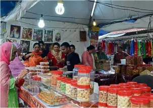  ??  ?? Crunch time: Bazaar vendors in Johor Baru are seeing a drop in sales due to worsening traffic on the Causeway and Malaysians tightening their belts.