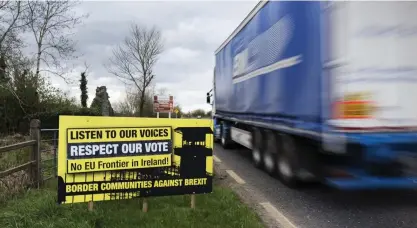  ?? FOTO: MATTIAS LUNDBLAD/JOHANNES FRANDSEN ?? Brexit har blivit en ovanligt komplicera­d fråga längs gränsen mellan republiken Irland och Nordirland.