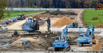  ?? Foto: Marcus Merk ?? Als „eine heftige optische Geschichte“bezeichnet Adelsrieds Bürgermeis­terin Erna Stegherr-Haußmann die Arbeiten für die neue Umgehungss­traße. Diese wird parallel zur A8 verlaufen, wie schon jetzt an der Erdschneis­e zu erkennen ist.