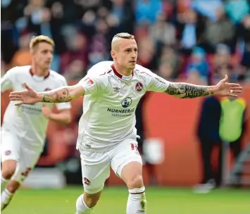  ?? Foto: Andreas Gebert, dpa ?? Ein Tor, das Gold wert sein könnte: Adam Zrelak vom 1. FC Nürnberg jubelt über sein Tor zum 1:1 Ausgleich gegen Ingolstadt. Mit dem Punkt hält der Club Ingolstadt auf Distanz und rückt näher an Tabellenfü­hrer Düsseldorf ran.