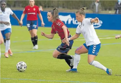  ??  ?? Garazi se lleva la pelota ante una jugadora del Zaragoza.