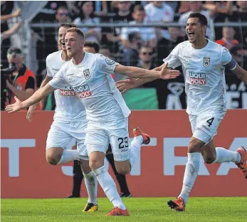  ?? FOTO: IMAGO ?? Wenn Gefühle ausbrechen: Steffen Kienle nach dem 1:0 mit Kapitän Florian Krebs (r.).