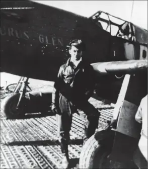  ?? DR DR ?? “Chuck” Yeager pose devant son P-51B Glamourus Glen, premier du nom.