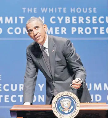  ?? FOTO: REUTERS ?? El presidente Obama firmando la orden ejecutiva en la U.de Stanford.