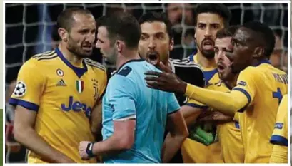  ?? FOTO'S REUTERS, EPA ?? De spelers van Juventus gaan verhaal halen bij de scheidsrec­hter, die in blessureti­jd een strafschop toekende aan Real Madrid. Doelman Buffon kreeg zelfs rood voor protest.