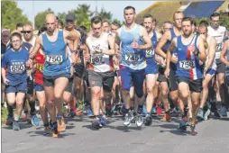  ?? Pictures: Tony Flashman FM4917232 ?? Runners get into their stride at the Wingham 10k